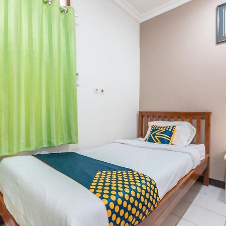 Spot On 2033 Kayumanis Homestay Syariah Jakarta Exteriör bild