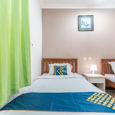 Spot On 2033 Kayumanis Homestay Syariah Jakarta Exteriör bild