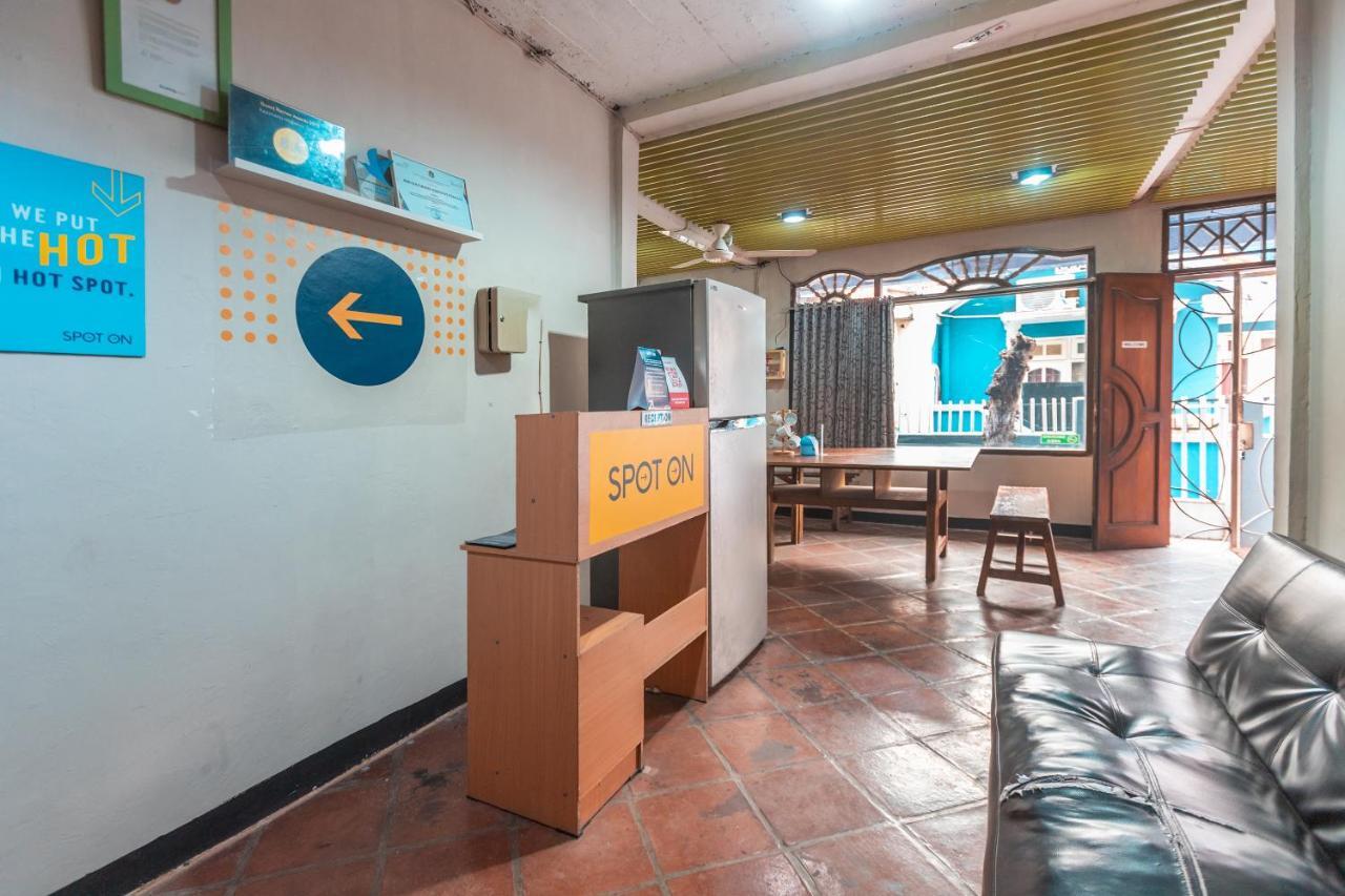 Spot On 2033 Kayumanis Homestay Syariah Jakarta Exteriör bild
