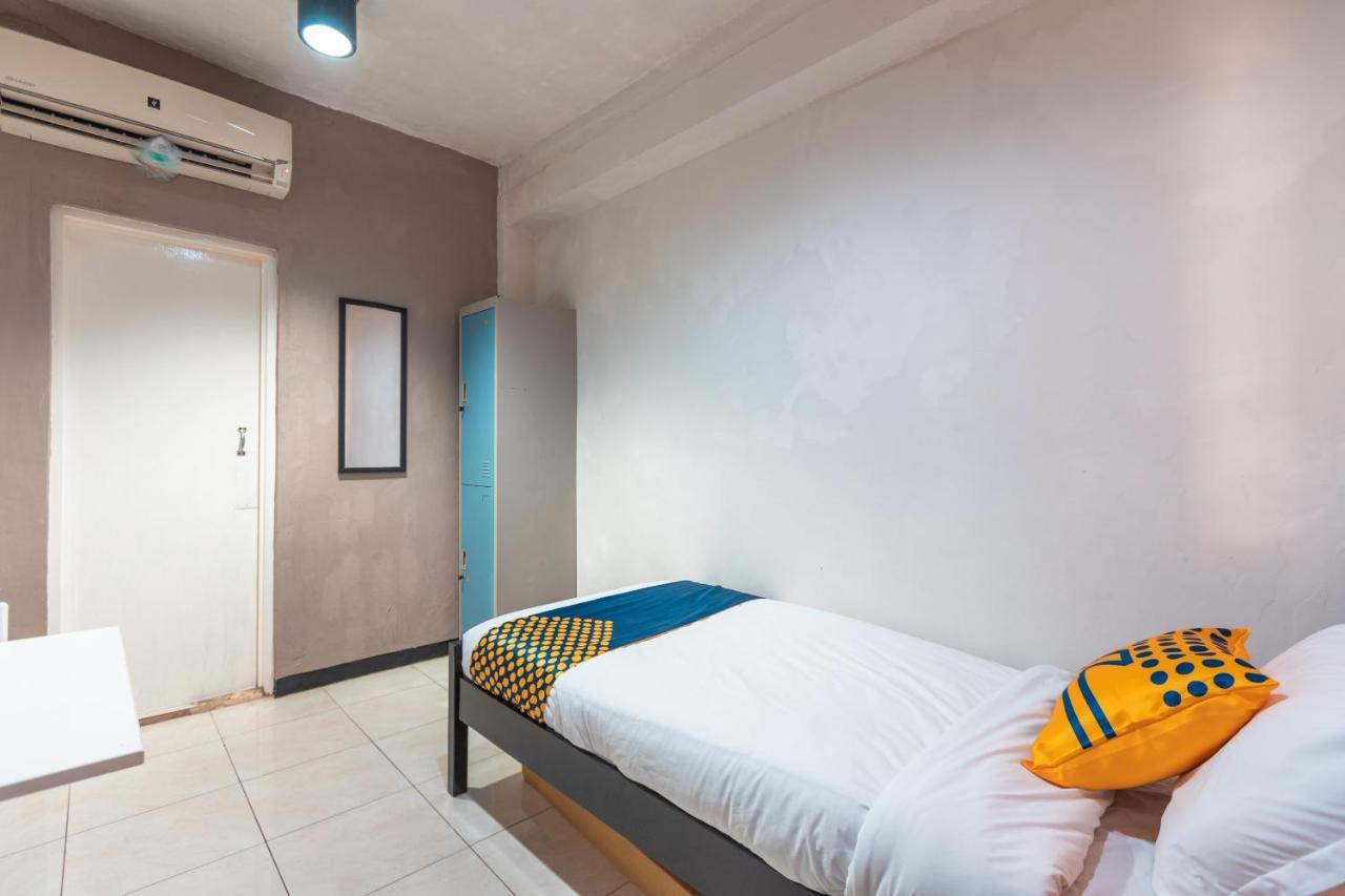 Spot On 2033 Kayumanis Homestay Syariah Jakarta Exteriör bild