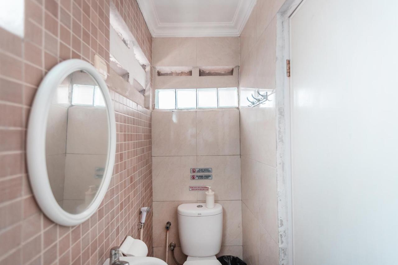 Spot On 2033 Kayumanis Homestay Syariah Jakarta Exteriör bild