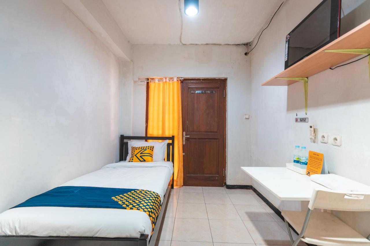 Spot On 2033 Kayumanis Homestay Syariah Jakarta Exteriör bild