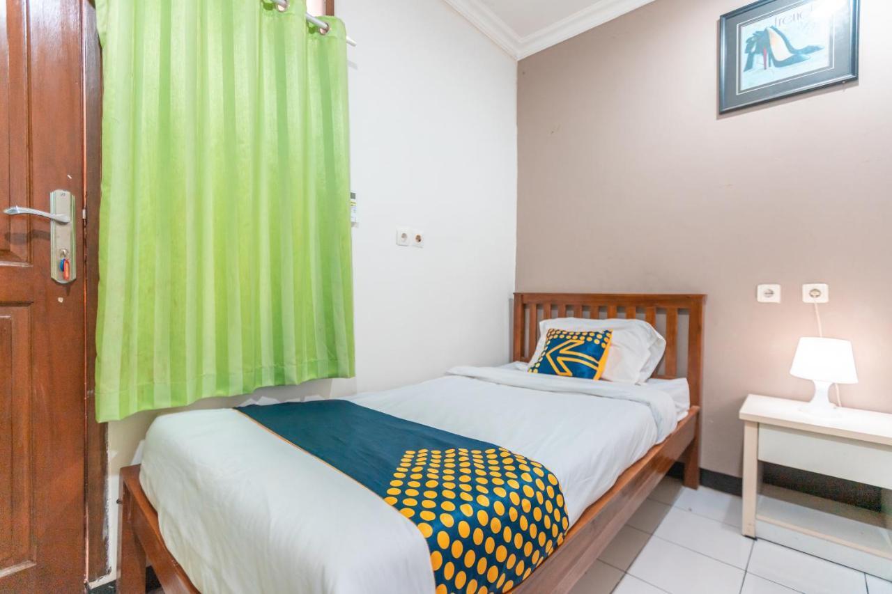 Spot On 2033 Kayumanis Homestay Syariah Jakarta Exteriör bild