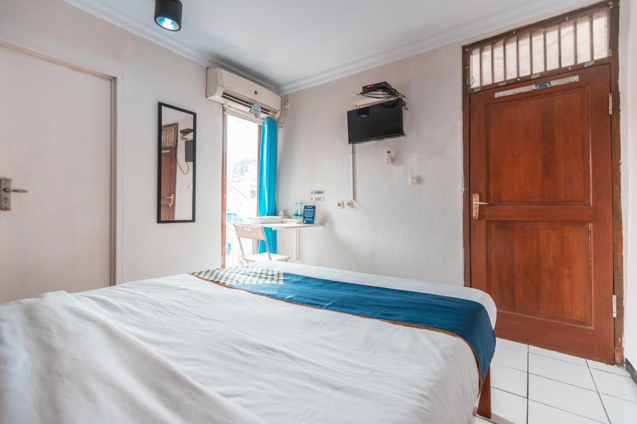 Spot On 2033 Kayumanis Homestay Syariah Jakarta Exteriör bild