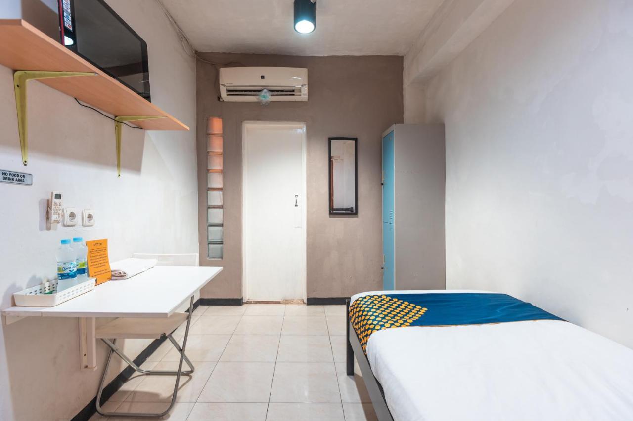 Spot On 2033 Kayumanis Homestay Syariah Jakarta Exteriör bild