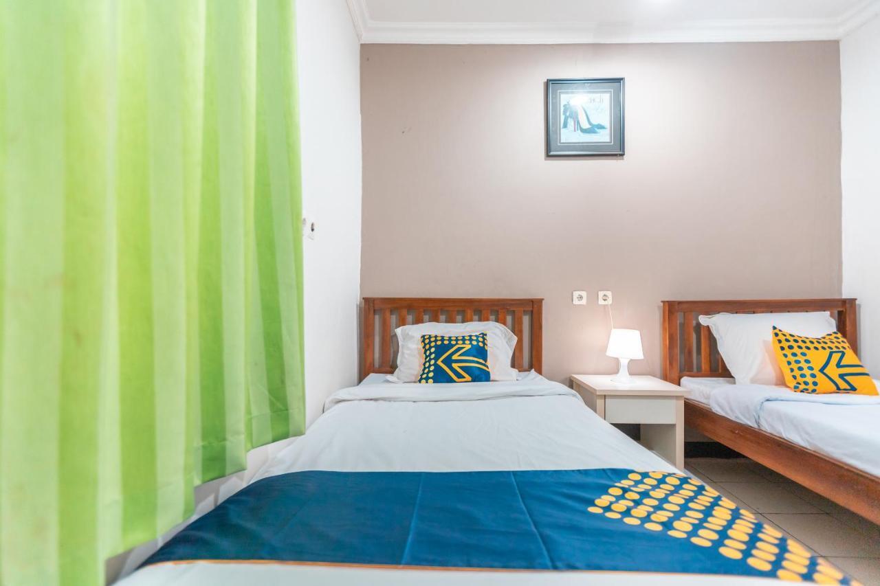 Spot On 2033 Kayumanis Homestay Syariah Jakarta Exteriör bild