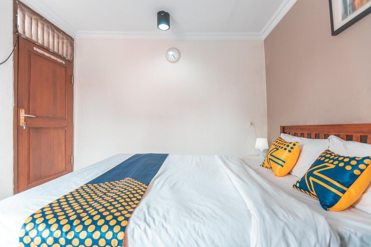 Spot On 2033 Kayumanis Homestay Syariah Jakarta Exteriör bild