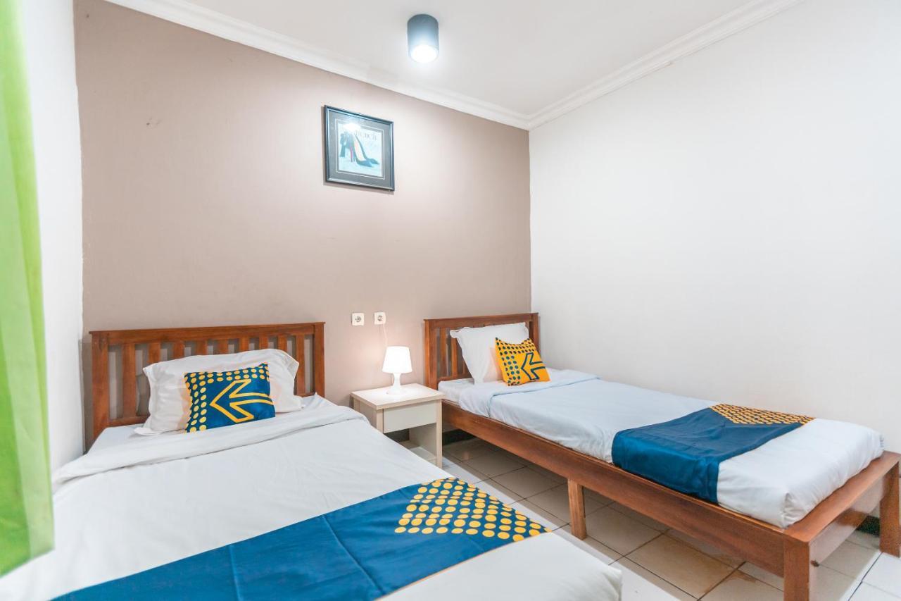 Spot On 2033 Kayumanis Homestay Syariah Jakarta Exteriör bild