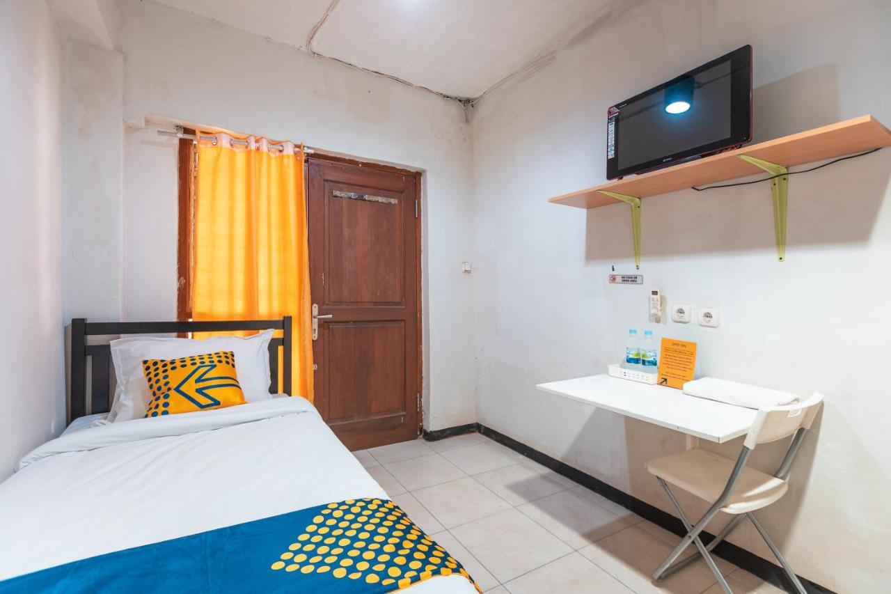 Spot On 2033 Kayumanis Homestay Syariah Jakarta Exteriör bild