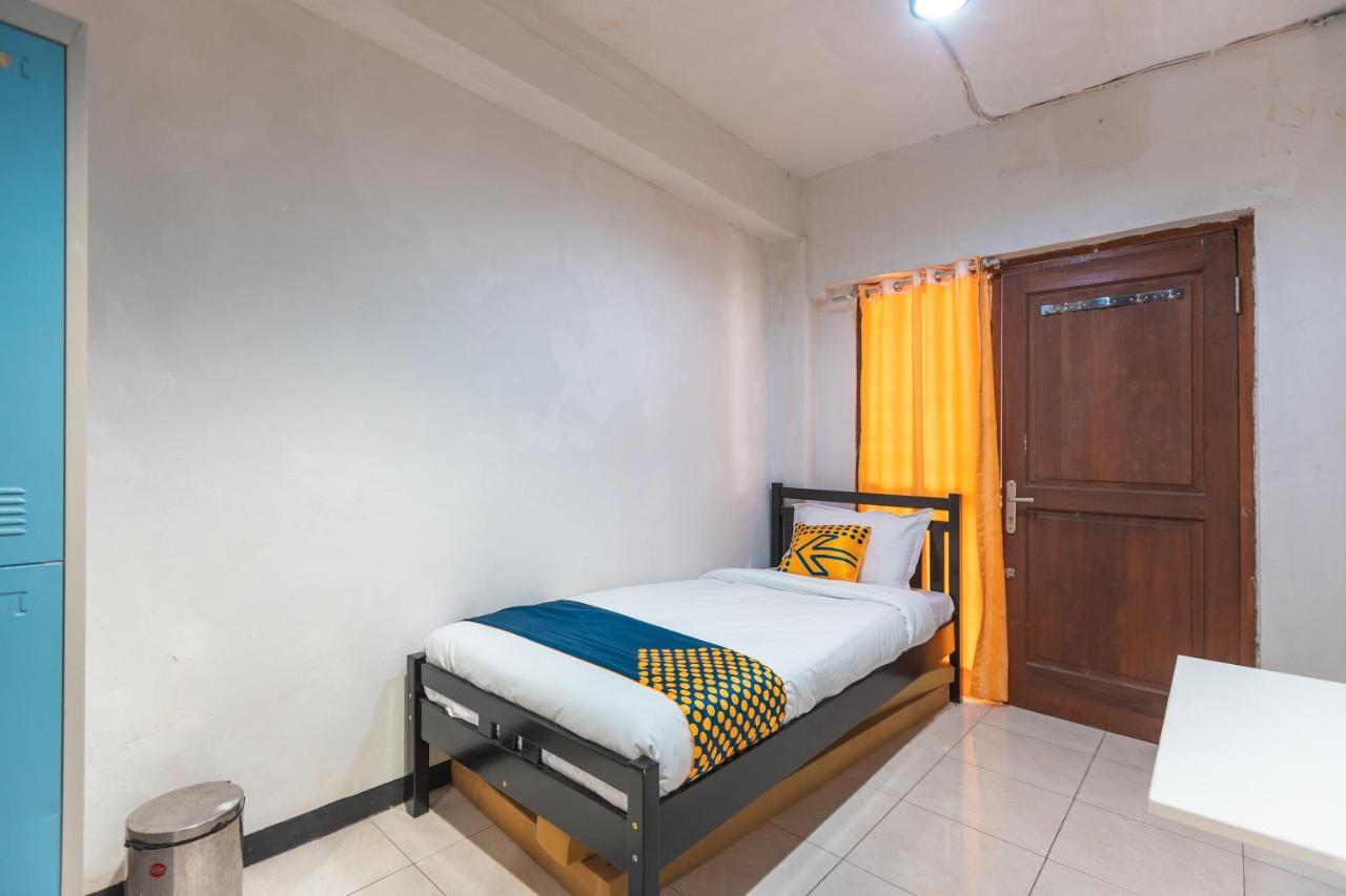Spot On 2033 Kayumanis Homestay Syariah Jakarta Exteriör bild